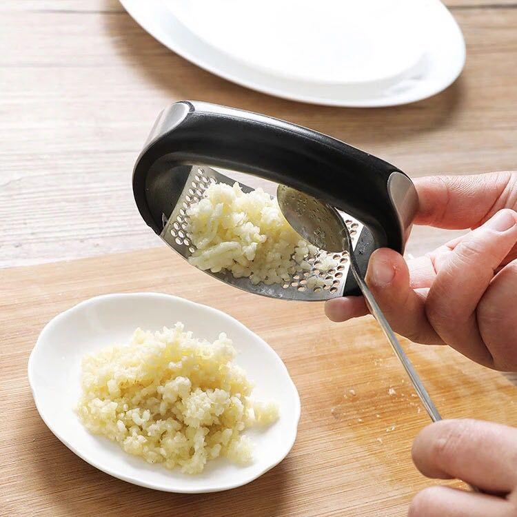 Garlic crusher 